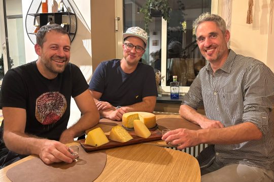 Andreas Keul, Tobias Boffenrath und Jürgen Reinertz verkosten einen Göhltaler, der in Schoppen gemacht, aber in Eynatten gepflegt wurde und gereift ist, den ersten Francistaler aus Schoppen und den ersten Göhltaler aus Schoppen. Zum Francistaler, der mit Wacholderbeeren hergestellt wird, gibt es Gin