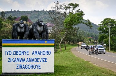 Training vor der Rad-WM in Kigali - neben der Straße verweist ein Schild auf einen Tierpark