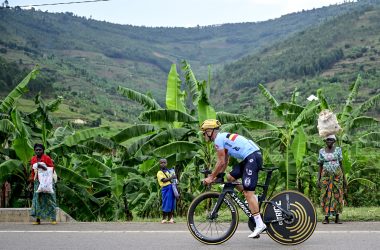 Remco Evenepoel beim Training vor der Rad-WM in Kigali, Menschen schauen zu