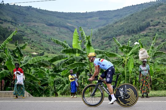 Remco Evenepoel beim Training vor der Rad-WM in Kigali, Menschen schauen zu