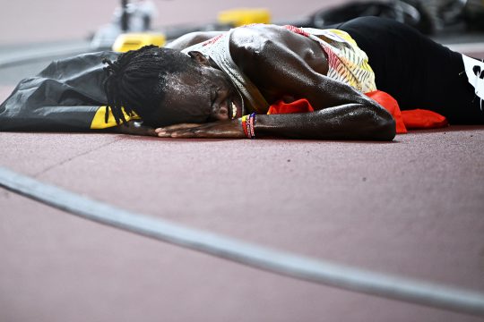 Isaac Kimeli nach dem Finale grinsend auf dem Boden
