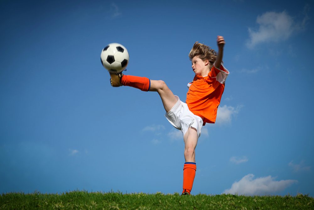 Kind spielt Fußball