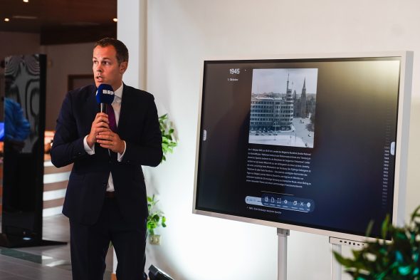 Auch die digitale Zeitreise auf der BRF-Webseite präsentiert Direktor Alain Kniebs dem Königspaar
