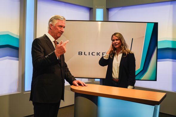 König Philippe stellt Fragen über den Ablauf im Studio