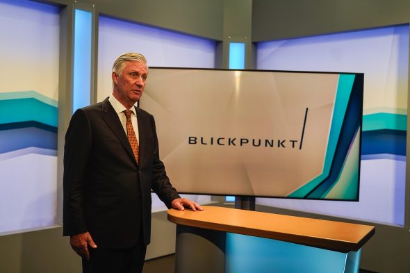 König Philippe liest eine Grußbotschaft vom Prompter ab