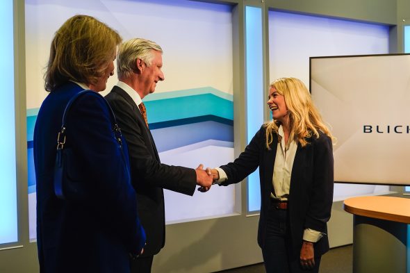 Dann geht es ins Fernsehstudio zu Moderatorin Julia Slot
