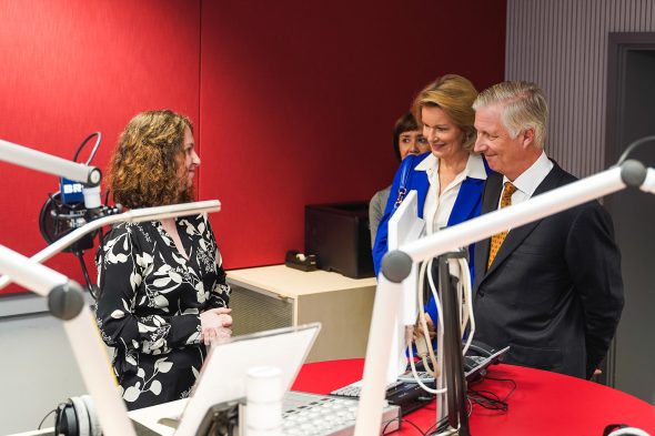 König Philippe und Königin Mathilde mit Moderatorin Lena Orban im BRF1-Studio