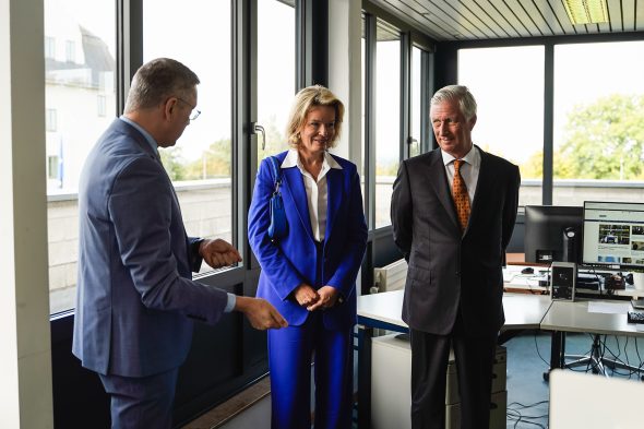 König Philippe und Königin Mathilde mit BRF-Chefredakteur Stephan Pesch