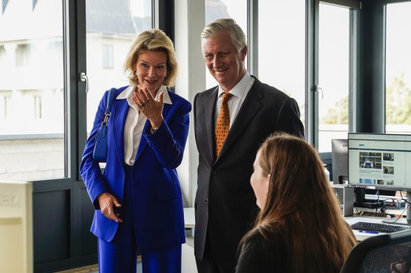 Königin Mathilde und König Philippe unterhalten sich mit Radioredakteurin Lindsay Ahn