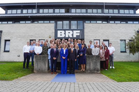Gruppenfoto: König Philippe und Königin Mathilde mit den BRF-Mitarbeitern