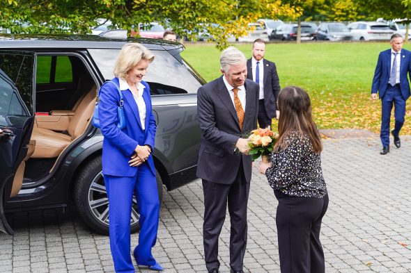 König Philippe und Königin Mathilde werden von BRF-Mitarbeiterin Kimberley Jost begrüßt