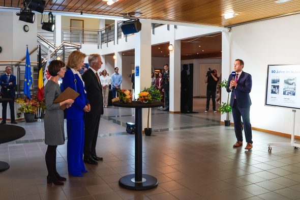BRF-Direktor Alain Kniebs stellt den Gästen den BRF vor