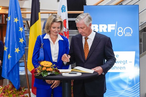 König Philippe und Königin Mathilde tragen sich ins Goldene Buch ein