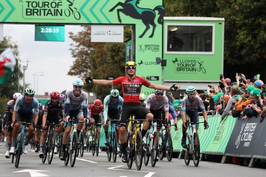 Olav Kooij bejubelt seinen vierten Tageserfolg