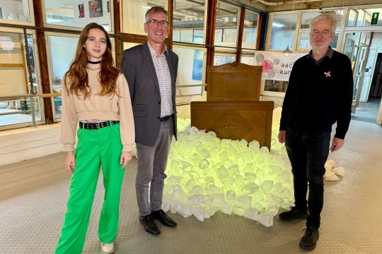 Freuen sich bei der 28. Kunstroute auf eine spannende Entdeckungsreise: (v.l.n.r.) Britta Hoog (Organisatorin und stellvertretende Vorsitzende Aachener Kunstroute e.V.), Heinrich Brötz, (Beigeordneter für Bildung, Jugend und Kultur, der Stadt Aachen) und Heinrich Hüsch (Veranstalter, Organisator und Vorsitzender Aachener Kunstroute e.V.).