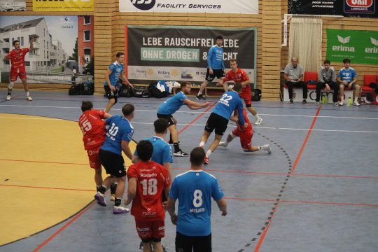 Spieler der KTSV Eupen und von Kreasa HB Houthalen in Aktion auf dem Spielfeld