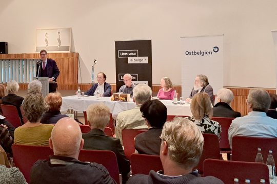 Saal mit Publikum bei der Lesung deutschsprachiger Autoren in Berlin