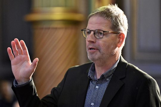 Luc Lejeune bei seiner Vereidigung für den Provinzialrat