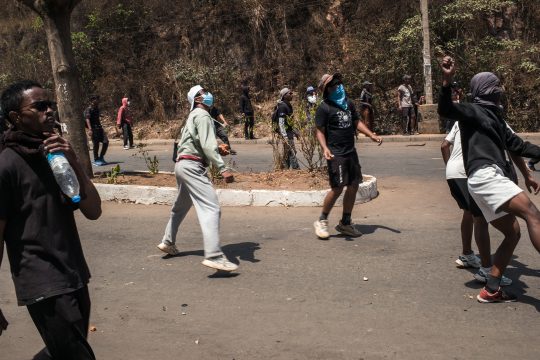 Krawallmacher werfen mit Steinen auf Polizisten