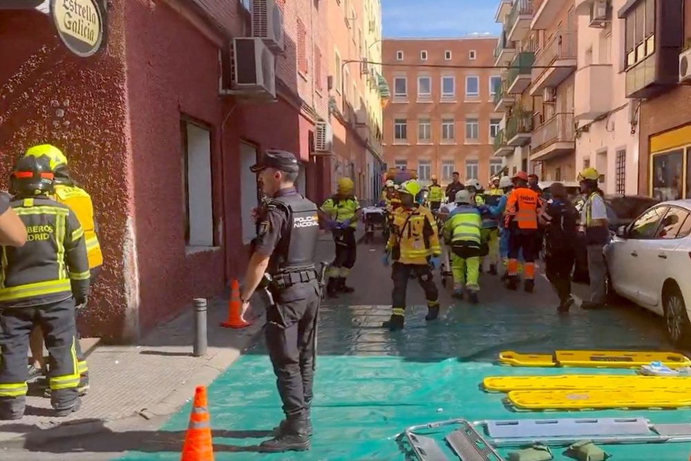 Sicherheits- und Rettungskräfte vor dem Café in Madrid, in dem sich die Explosion ereignet hat
