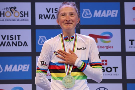 Magdeleine Vallieres steht bei der Siegerehrung auf dem Podium