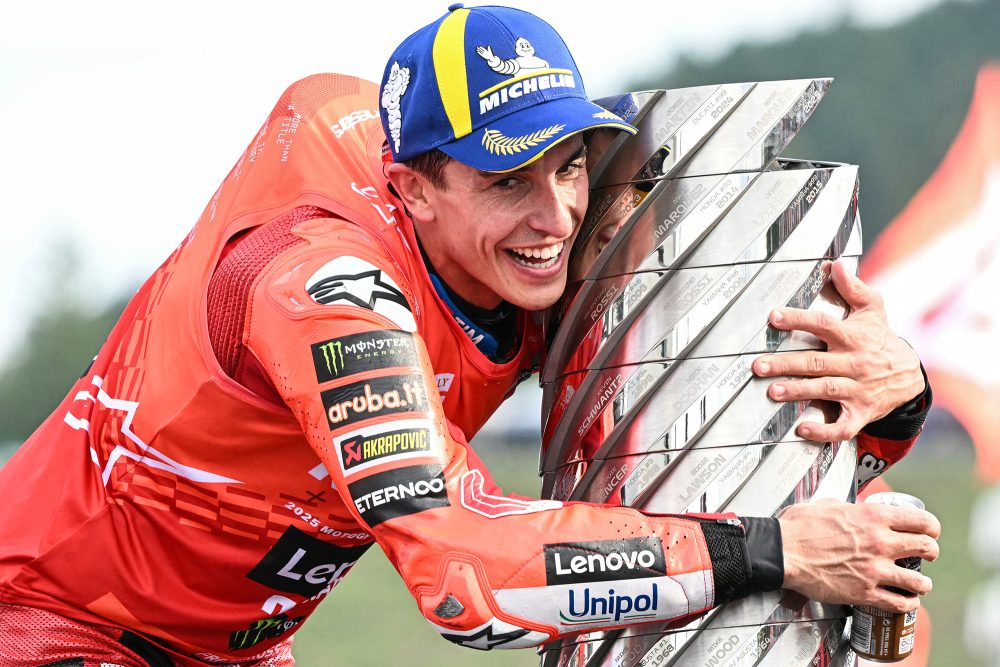 Marc Márquez umarmt die WM-Trophäe