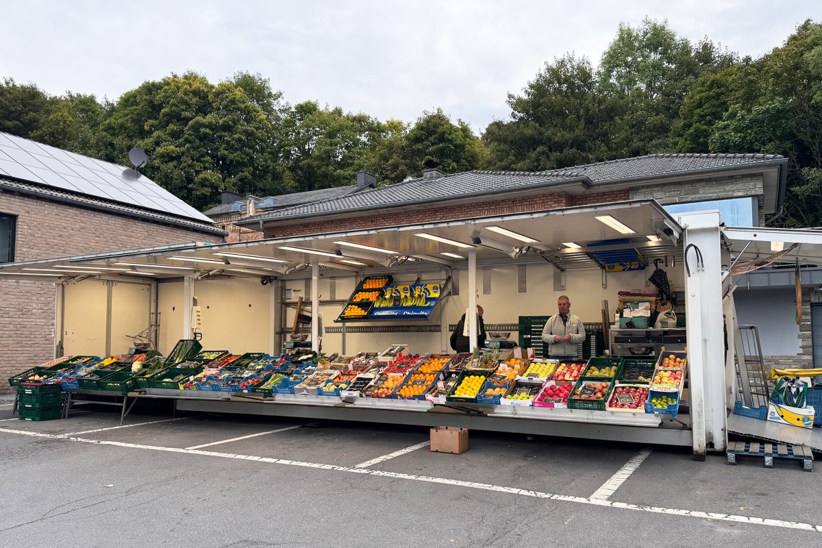 Gemüsestand beim Wochenmarkt in der Eupener Unterstadt
