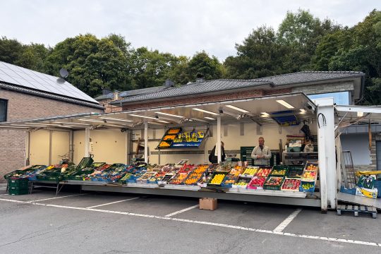 Gemüsestand beim Wochenmarkt in der Eupener Unterstadt