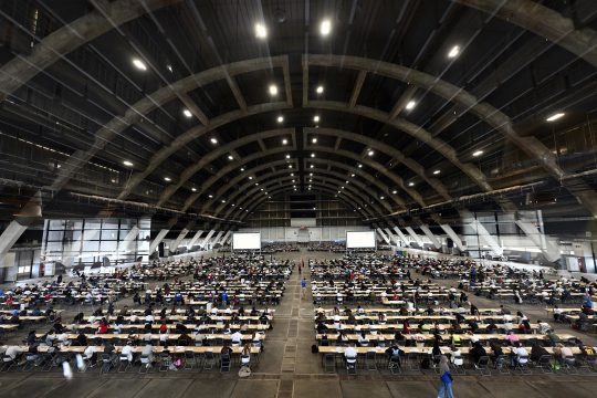 Eine große Halle von Brussels Expo voller Studenten beim Medizin-Zulassungstest in Brüssel am 28. August
