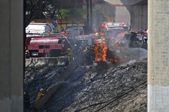 Mexikanische Einsatzkräfte bei den Löscharbeiten