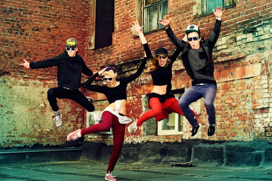 Jugendliche tanzen in der Stadt