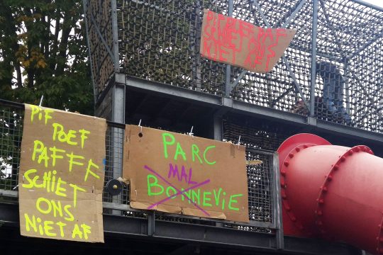 An Spielgeräten im Parc Bonnevie sind Protestschilder angebracht worden