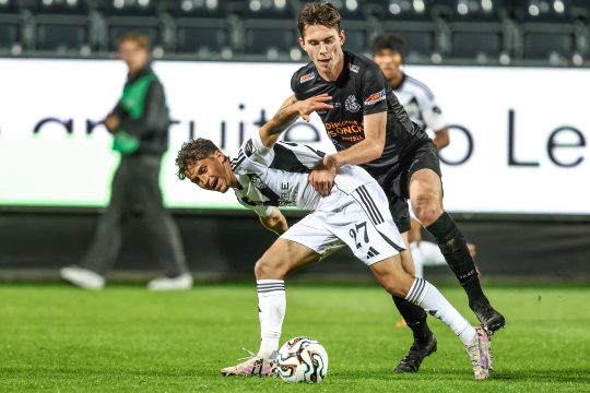 Eupens Neuzugang Mark Müller im Zweikampf beim Pokalspiel gegen Borsbeke