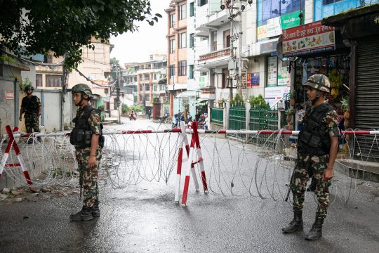 Militärangehörige errichten eine Straßensperre