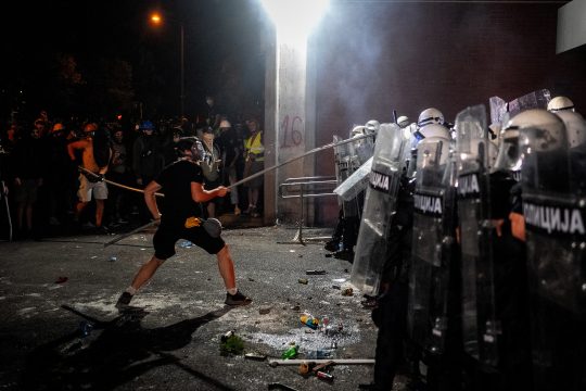 Zusammenstoß zwischen Polizei und Demonstranten in Novi Sad