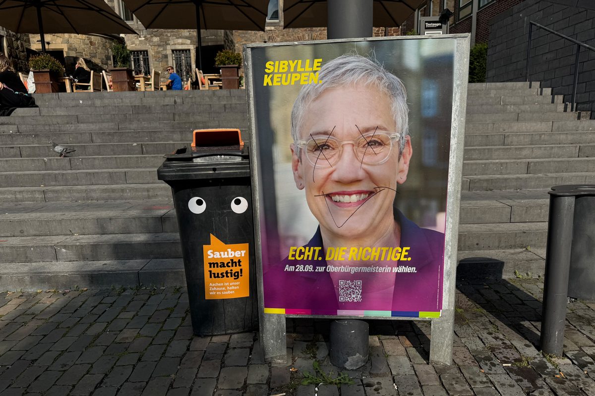 Wahlplakat mit dem Porträt von der nun abgelösten Bürgermeisterin Sibylle Keupen, es wurde mit Edding bekritzelt