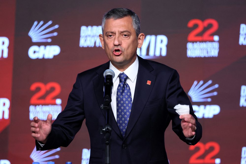 Özgür Özel bei seiner Rede beim außerordentlichen Parteikongress am Sonntag