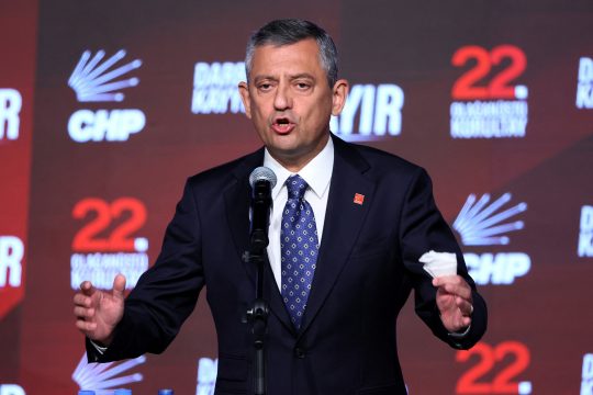 Özgür Özel bei seiner Rede beim außerordentlichen Parteikongress am Sonntag