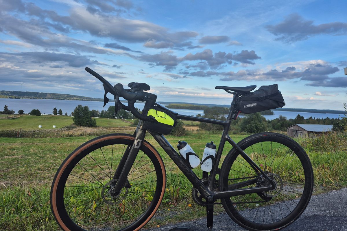 Abgestelltes Fahrrad vor Wiese