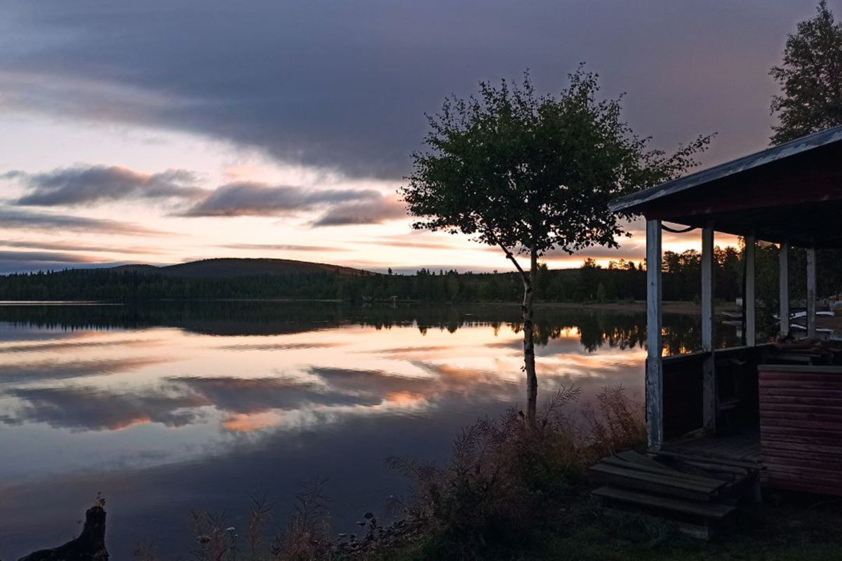 Sonnenuntergang spiegelt sich in See