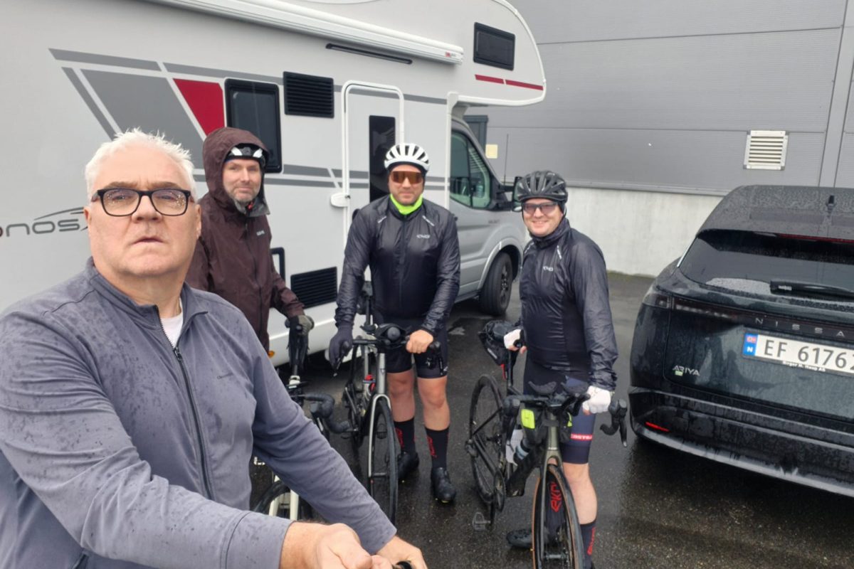 Nico Dreesens, Olivier Braun, Jérôme Dreesens und Manuel Braun mit Fahrrädern bzw. Wohnmobil im Hintergrund