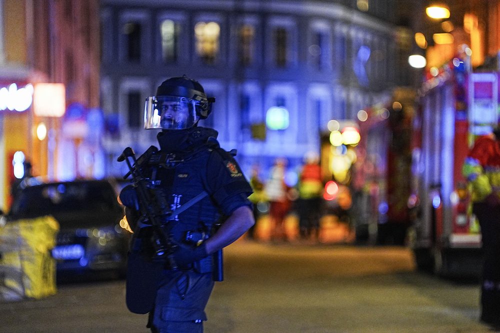 Ein Polizist im Einsatz nach der Explosion in Oslo
