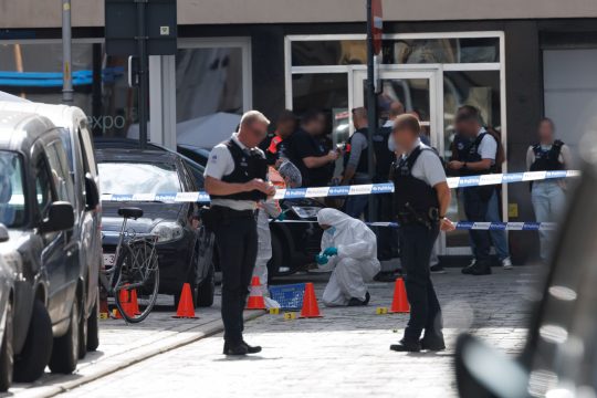 Polizisten und Forensiker suchen am Tatort nach Spuren