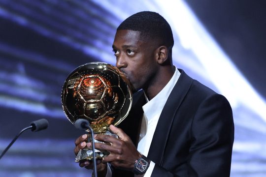 Ousmane Dembélé küsst die Trophäe bei der Verleihung des Ballon d'Or