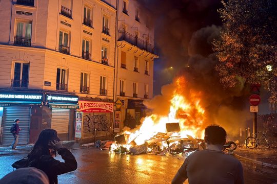 Brennende Straßenblockade in Paris