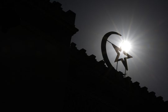 Stern und Halbmond über dem Eingang der Großen Moschee von Paris