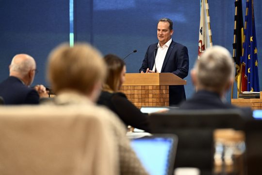 Oliver Paasch (ProDG) während der Plenarsitzung im Parlament der Deutschsprachigen Gemeinschaft am 22. September 2025