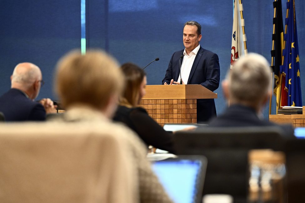 Oliver Paasch (ProDG) während der Plenarsitzung im Parlament der Deutschsprachigen Gemeinschaft am 22. September 2025