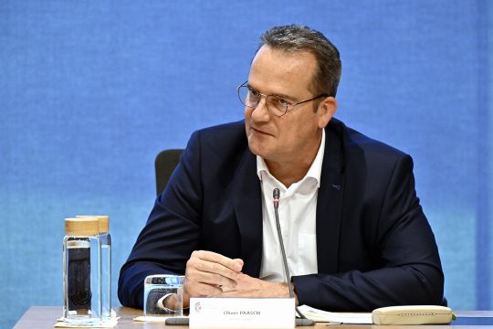 Oliver Paasch (ProDG) während der Plenarsitzung im Parlament der Deutschsprachigen Gemeinschaft am 22. September 2025