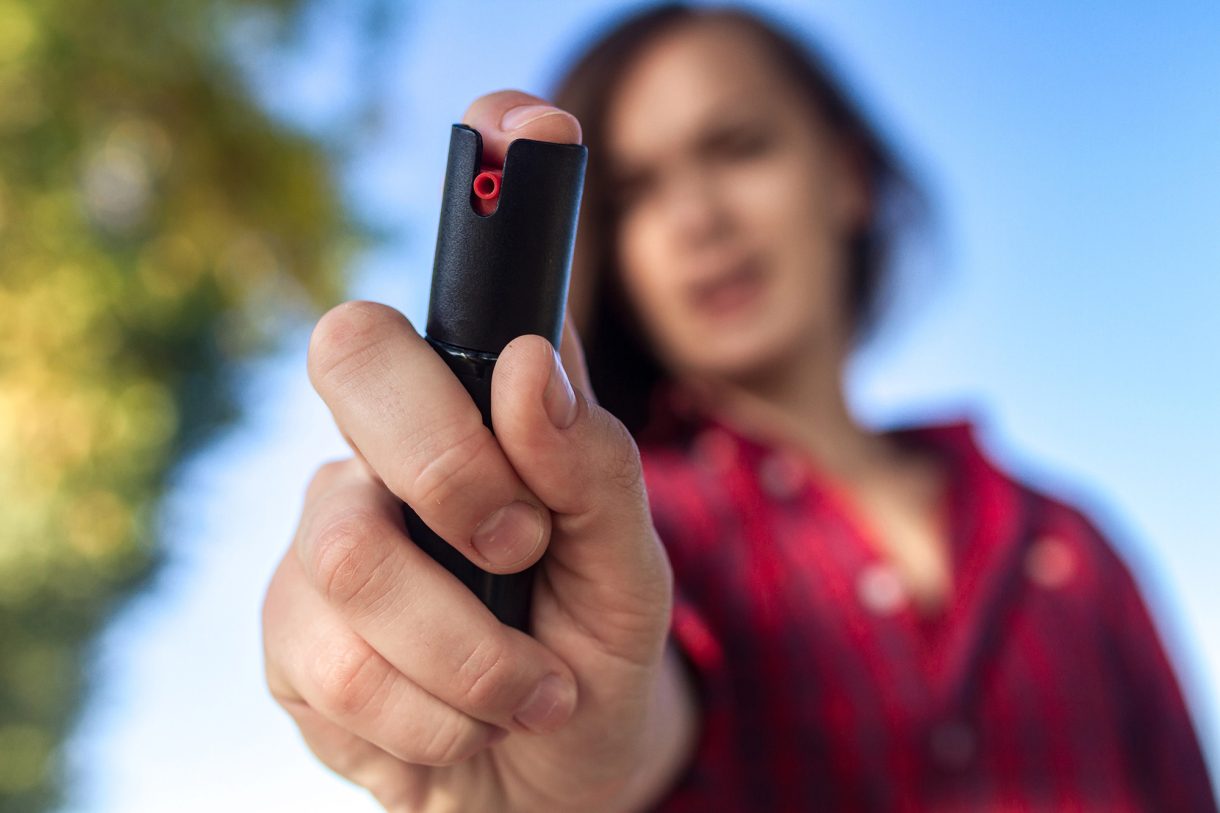 Eine Frau wehrt sich mit Pfefferspray